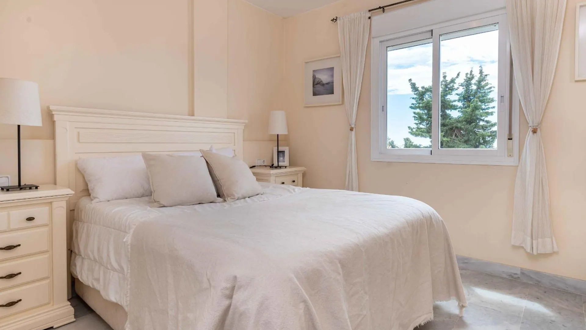 2- Bedroom Apartment With Seaview & Great Location Sitio de Calahonda 0*,  Espanha